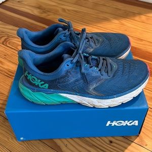 Pair of Hoka Arahi 5